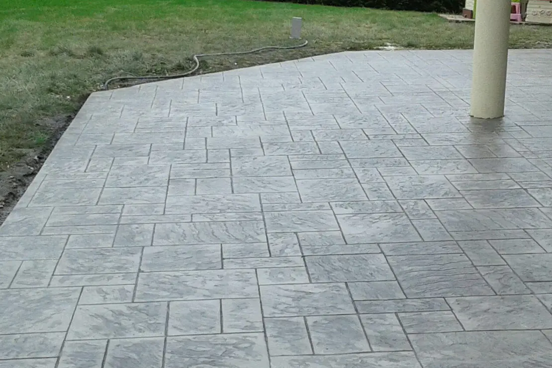 Aplicación de cemento estampado en superficie al aire libre.